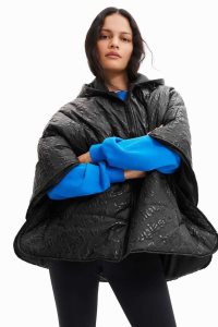 Desigual Pehmustettu logo poncho Naisten Takki | ROGLB2614